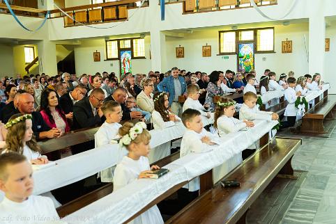 I Komunia św. Uroczystość I Komunii św., przystąpiło dwadzieścioro dzieci, uczniów klasy III