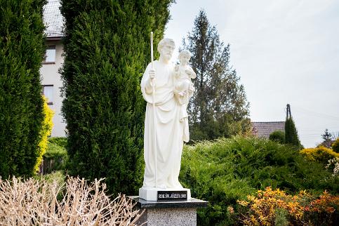 Figura św. Józefa Poświęcenie figury św. Józefa przy wejściu na plac kościelny.